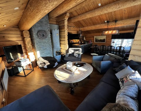 TV and multimedia, Living room, Seating area, Dining area, fireplace