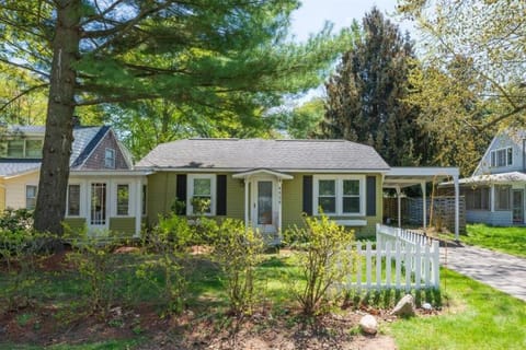 Piccolo Cottage - Great Location - Walking distance to Douglas Beach! House in Douglas