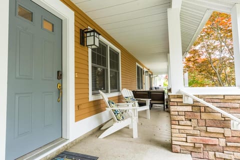 Water Street Retreat - In the heart of Downtown Saugatuck with views of the river! House in Saugatuck