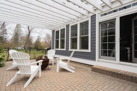 Douglas Cottage - Great location walking distance to both Douglas beach and Downtown! House in Douglas