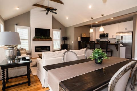 Douglas Cottage - Great location walking distance to both Douglas beach and Downtown! House in Douglas