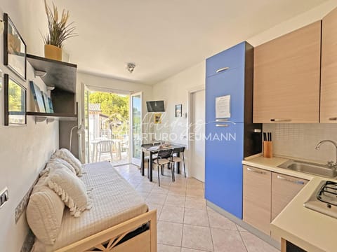 Kitchen or kitchenette, Living room, Seating area, Dining area, stove