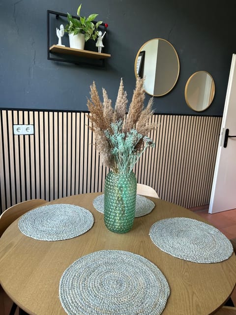 Decorative detail, Seating area, Dining area
