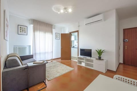 Communal lounge/ TV room, TV and multimedia, Living room, Seating area, Evening entertainment, air conditioner