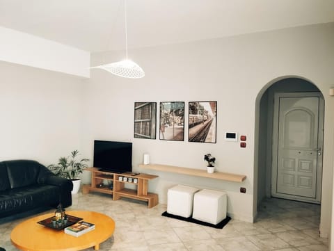 TV and multimedia, Living room, Seating area, Evening entertainment