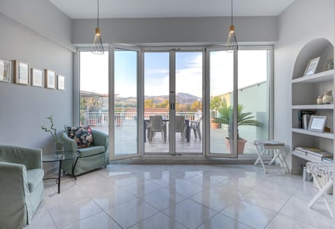 Patio, View (from property/room), Balcony/Terrace, Living room, Seating area