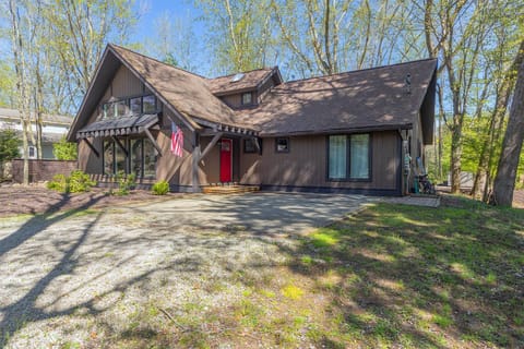 Belacasa - Hot tub and within walking distance to Douglas Beach! House in Saugatuck