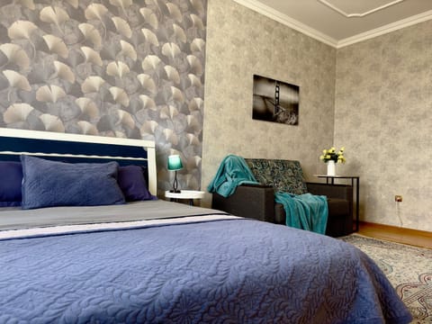 Bed, Seating area