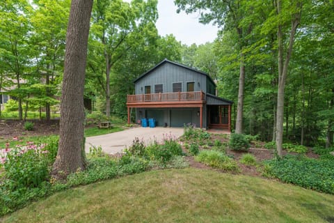 Swan Lodge - Walking distance to downtown Saugatuck - Modern Cabin Getaway! Cabin in Saugatuck
