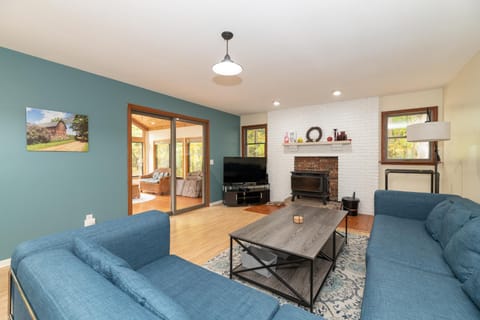 Plum Creek - Large home with 2 kitchens close to Pier Cove! House in Michigan