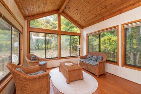 Plum Creek - Large home with 2 kitchens close to Pier Cove! House in Michigan