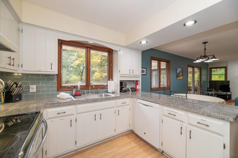 Plum Creek - Large home with 2 kitchens close to Pier Cove! House in Michigan