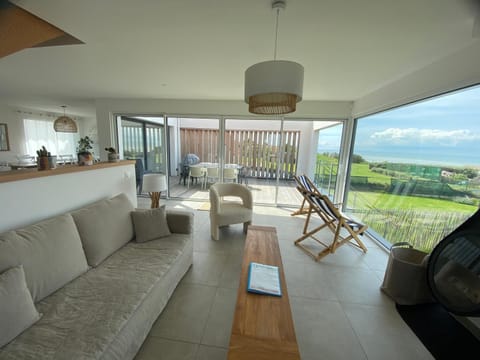 Communal lounge/ TV room, Sea view