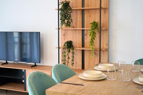 Communal lounge/ TV room, TV and multimedia, Dining area