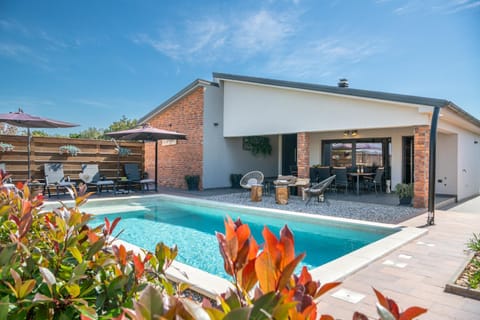 Property building, Patio, Day, Pool view, Swimming pool, sunbed