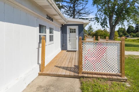 Timber Lodge - Short distance to downtown, beaches, and breweries House in Douglas