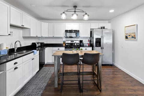 Timber Lodge - Short distance to downtown, beaches, and breweries House in Douglas