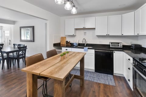 Timber Lodge - Short distance to downtown, beaches, and breweries House in Douglas