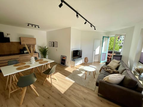 TV and multimedia, Kitchen or kitchenette, Living room, Seating area, Dining area