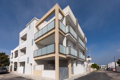 Property building, Day, Neighbourhood, Street view, Location, Parking