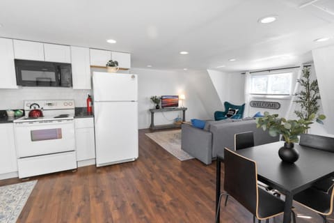 Maple Getaway - Short distance to downtown, beaches, and breweries House in Douglas