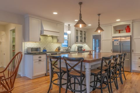 Little Grey Cottage - Beautifully decorated large vacation home - Walking distance to Lake Michigan! House in Douglas