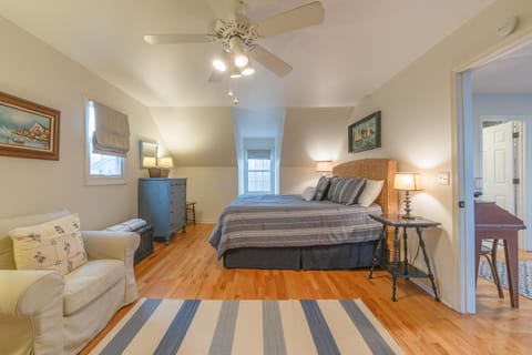 Little Grey Cottage - Beautifully decorated large vacation home - Walking distance to Lake Michigan! House in Douglas