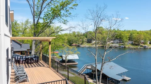 Lakeside, Water-view, 7 miles to Ark, 4BR for 14 House in Williamstown
