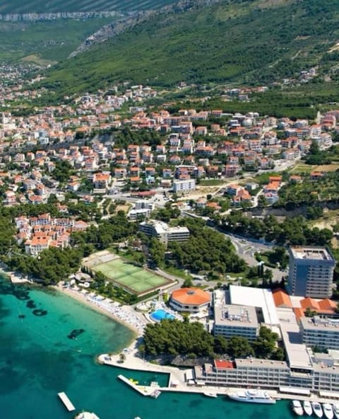 Property building, Nearby landmark, Day, Natural landscape, Bird's eye view, Beach, City view, Mountain view, Sea view