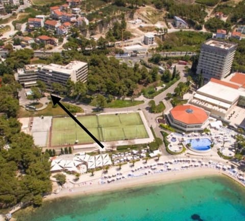 Property building, Day, Natural landscape, Bird's eye view, Beach, Tennis court, Sea view