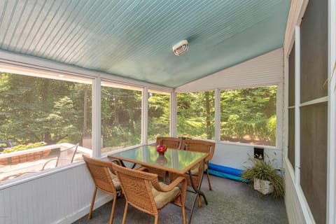 Little Stuga - Cute cozy cottage - minutes from downtown and Oval Beach! House in Saugatuck