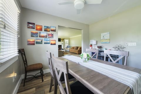 Garden Getaway - Walking Distance to downtown Douglas - Cute Home! House in Douglas