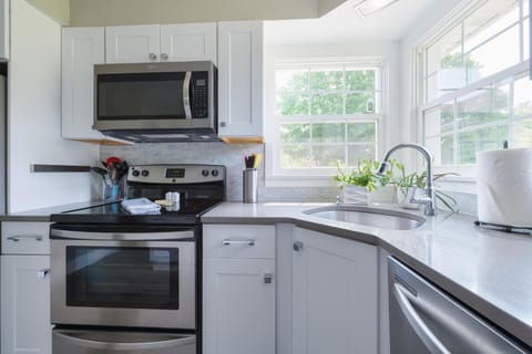 Garden Getaway - Walking Distance to downtown Douglas - Cute Home! House in Douglas