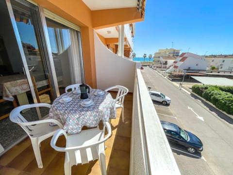 Spring, Bed, Activities, Winter, Summer, Balcony/Terrace, Beach, Tennis court, Hiking, Animals, Animals, Animals, Autumn, Pets, Pets, Pets, Sea view, Swimming pool, Sports, Entertainment, children, children, children, young children, young children, young children, older children, older children, older children, group of guests, group of guests, group of guests, cot, bunk bed, Family, Family, Family, Parking, microwave, pet friendly, pet friendly, washing machine