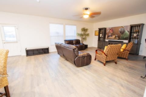 Family Home ~Pool ~SeaWorld Nat'l Shooting Complex House in San Antonio