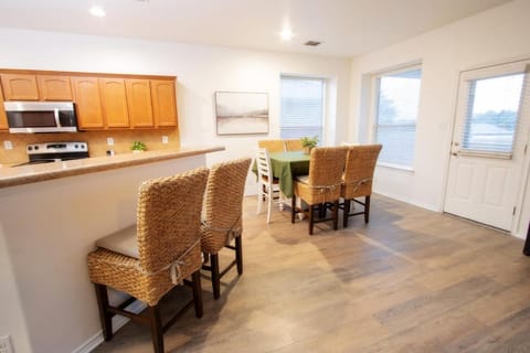 Family Home ~Pool ~SeaWorld Nat'l Shooting Complex House in San Antonio