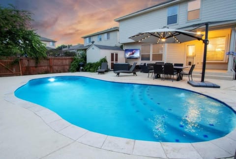 Family Home ~Pool ~SeaWorld Nat'l Shooting Complex House in San Antonio