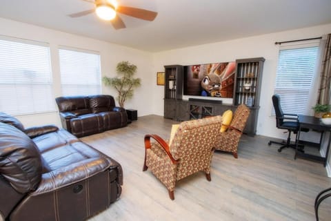 Family Home ~Pool ~SeaWorld Nat'l Shooting Complex House in San Antonio