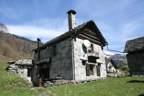 Rustico Rosso di Ribia House in Canton of Ticino