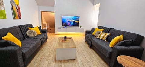 TV and multimedia, Living room, Seating area, Evening entertainment
