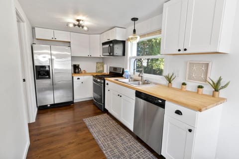 Pine Cove - Close to downtown and beaches House in Douglas