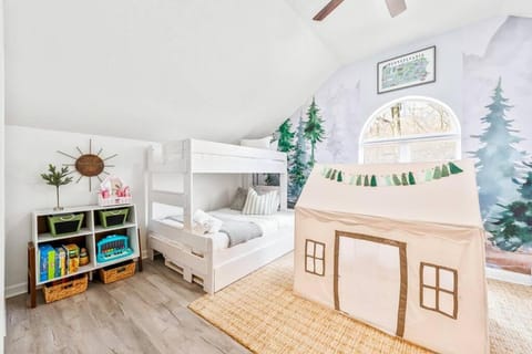 Boho Haven Hideaway - Walk to Pool,Theater,Arcades, Firepit, Lake Access House in Coolbaugh Township