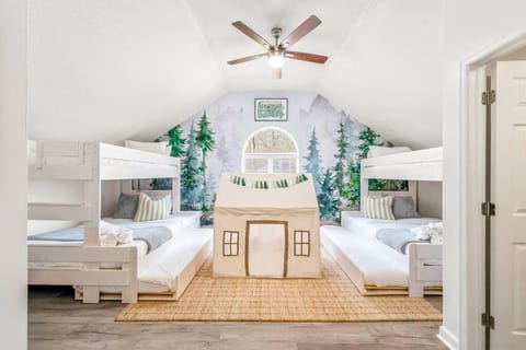 Boho Haven Hideaway - Walk to Pool,Theater,Arcades, Firepit, Lake Access House in Coolbaugh Township