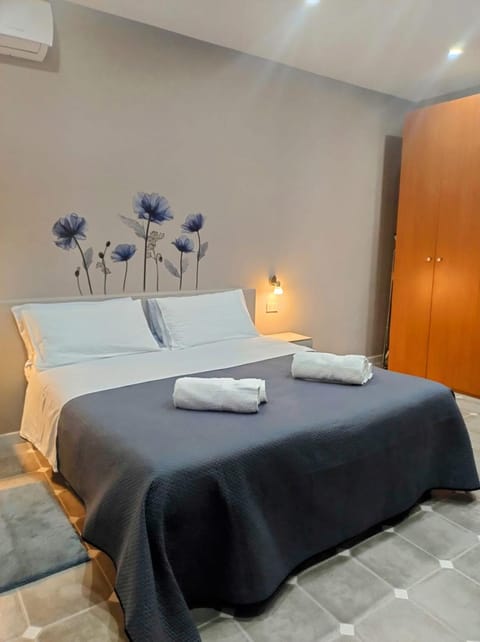 Bed, Bedroom, towels, air conditioner