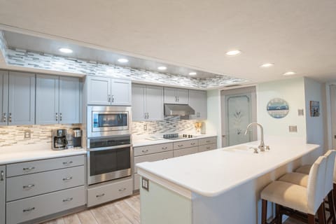 Luxury, Direct Oceanfront Unit and Balcony, Northeast Corner, Heated Pool, Garage Parking House in Daytona Beach