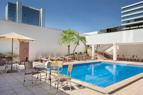 Property building, Patio, Day, Food and drinks, Pool view, Swimming pool, Alcoholic drinks, Non alcoholic drinks, sunbed