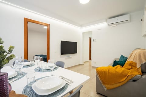 Communal lounge/ TV room, TV and multimedia, Living room, Seating area, Dining area, air conditioner