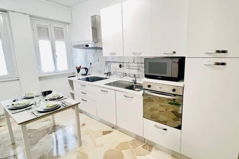 Coffee/tea facilities, Kitchen or kitchenette, Dining area, dishwasher, oven, pet friendly, stove