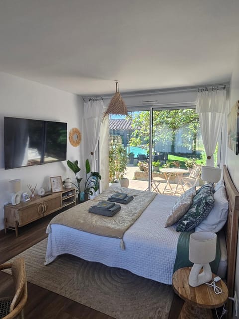 Bed, TV and multimedia, Photo of the whole room, Bedroom, Garden view