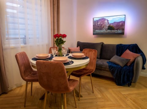 TV and multimedia, Living room, Seating area, Dining area